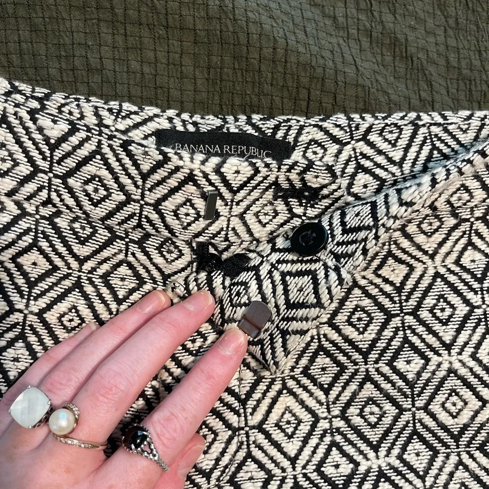 Geometric Black and White Women's Shorts - Picture 3 of 8